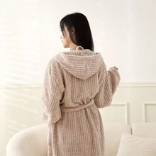 1 pieza Bata de baño de poliéster, de felpa coral a rayas moderna, ropa de dormir absorbente unisex, talla única, talla grande gruesa y larga para otoño/invierno, ropa de estar en casa y casual, 50*112*110*60cm/19.69*44.09*43.31*23.62in
