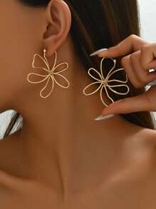 1 paire de boucles d'oreilles asymétriques à fleurs creuses minimalistes et pour femmes, convenant aux mariées, demoiselles d'honneur, mariage, soirée ou port quotidien en vacances. Cadeau de couple.