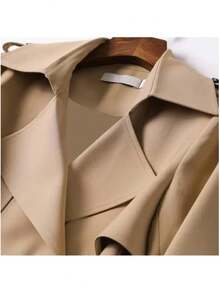 Gabardina de doble botonadura con bolsillos oblicuos con cinturón - Caqui - Ver 7