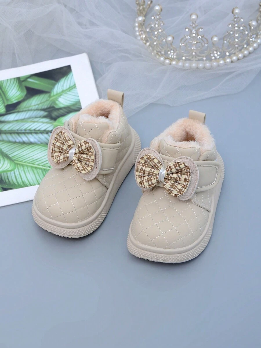 1 双冬季保暖软底防滑耐用钩环休闲婴儿短靴，男女通用