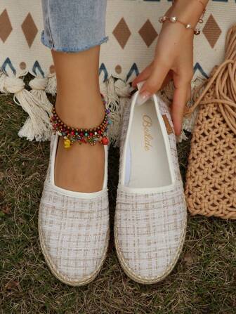 女士平底鞋。耐磨鞋底，轻便透气。侧面带绳装饰的针织面料便鞋