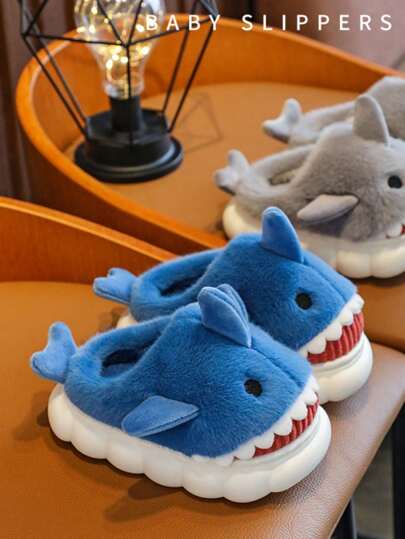 زوج من الأحذية المنزلية المبطنة للأطفال بتصميم سمكة القرش الكرتوني، لطيفة وغريبة، مناسبة للخريف والشتاء، دافئة ومريحة للداخل