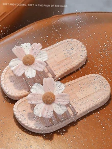 女孩时尚可爱花朵露趾拖鞋，透气轻便，适合室内家居穿着，四季皆宜