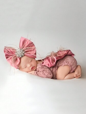 Set de 2 piezas Mono de encaje para recién nacido, mono de encaje con decoración de plumas y gran moño, y diadema con strass para fotografía, baby shower, decoraciones familiares, regalos de baby shower y Pascua para niñas/niños