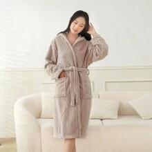 1 pieza Bata de baño de poliéster, de felpa coral a rayas moderna, ropa de dormir absorbente unisex, talla única, talla grande gruesa y larga para otoño/invierno, ropa de estar en casa y casual, 50*112*110*60cm/19.69*44.09*43.31*23.62in