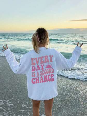 2025 秋冬女式新款标语印花休闲宽松圆领长袖 T 恤，用我们时尚的女士长袖 T 恤提升您的衣橱：这些上衣非常适合分层穿着、休闲穿着或表达您的风格，适合各种场合，兼具舒适性和时尚性