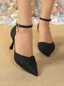 Tacones de gatito con puntera puntiaguda, detalle arrugado y acento brillante, con correa para el tobillo en color blanco encantador para un glamour sin esfuerzo (DivaStride) - Negro - Ver 5