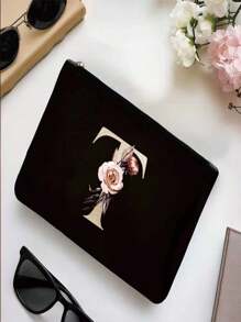 Bolsa de cosméticos con diseño de iniciales y patrón de corazones con letra, organizador de artículos de tocador, bolsa para fiesta de bodas, bolsa con cremallera para maquillaje, bolsa portátil de transporte, estuche para lápices, bolso de embrague, bolsa de maquillaje para dama de honor, organizador de cosméticos, regalos para el Día de San Valentín. Muy conveniente de usar durante los viajes, haciendo el viaje talla grande fácil. Buen regalo para amigos y familiares.