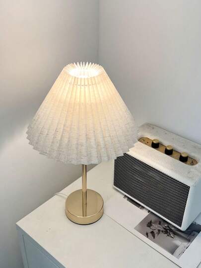 Tiworld 一款现代金色装饰台灯，配有 USB 接口、线控开关和单色照明，适用于卧室、客厅、书桌和床边。