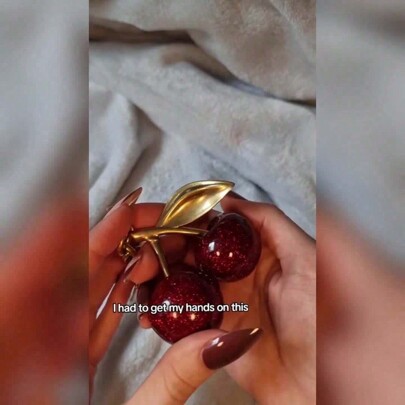 1pc Fashion Cherry Keychain With Shiny Resin Pendant, Alloy Material, Customizable C-Shaped Hook, Suitable For Women's Wallets And Bags, Ideal Gift For Family And Friends