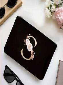 Bolsa de cosméticos con diseño de iniciales y patrón de corazones con letra, organizador de artículos de tocador, bolsa para fiesta de bodas, bolsa con cremallera para maquillaje, bolsa portátil de transporte, estuche para lápices, bolso de embrague, bolsa de maquillaje para dama de honor, organizador de cosméticos, regalos para el Día de San Valentín. Muy conveniente de usar durante los viajes, haciendo el viaje talla grande fácil. Buen regalo para amigos y familiares.