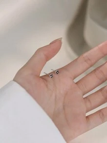 925 纯银精致黑色四叶草耳钉，独特设计，适合女性日常佩戴 - 黑色 - 查看 2