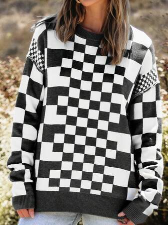 Suéter preto com estampa xadrez e ombros caídos e gola redonda
