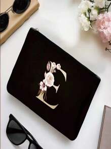 Bolsa de cosméticos con diseño de iniciales y patrón de corazones con letra, organizador de artículos de tocador, bolsa para fiesta de bodas, bolsa con cremallera para maquillaje, bolsa portátil de transporte, estuche para lápices, bolso de embrague, bolsa de maquillaje para dama de honor, organizador de cosméticos, regalos para el Día de San Valentín. Muy conveniente de usar durante los viajes, haciendo el viaje talla grande fácil. Buen regalo para amigos y familiares.