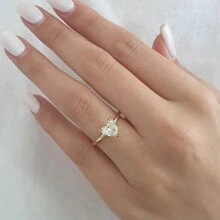 1 pieza Anillo de compromiso para mujer, adorno de piedra de circonita en forma de corazón de aleación de tono dorado simple, adecuado para uso diario, boda, compromiso, fiesta, joyería, Día de San Valentín, regalo de cumpleaños para San Valentín, mamá, madre, Día de la Madre