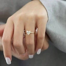 1 pieza Anillo de compromiso para mujer, adorno de piedra de circonita en forma de corazón de aleación de tono dorado simple, adecuado para uso diario, boda, compromiso, fiesta, joyería, Día de San Valentín, regalo de cumpleaños para San Valentín, mamá, madre, Día de la Madre