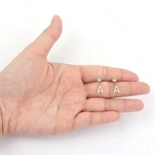 1 对时尚不锈钢字母吊坠圆形锆石耳坠女款 - 微鑲字母 - 查看 3