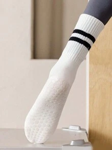 2双装女士专业防滑瑜伽袜，中筒长度，适合成人健身地板运动的普拉提袜 - 白色 - 查看 3