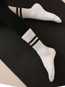 2双装女士专业防滑瑜伽袜，中筒长度，适合成人健身地板运动的普拉提袜 - 白色 - 查看 4
