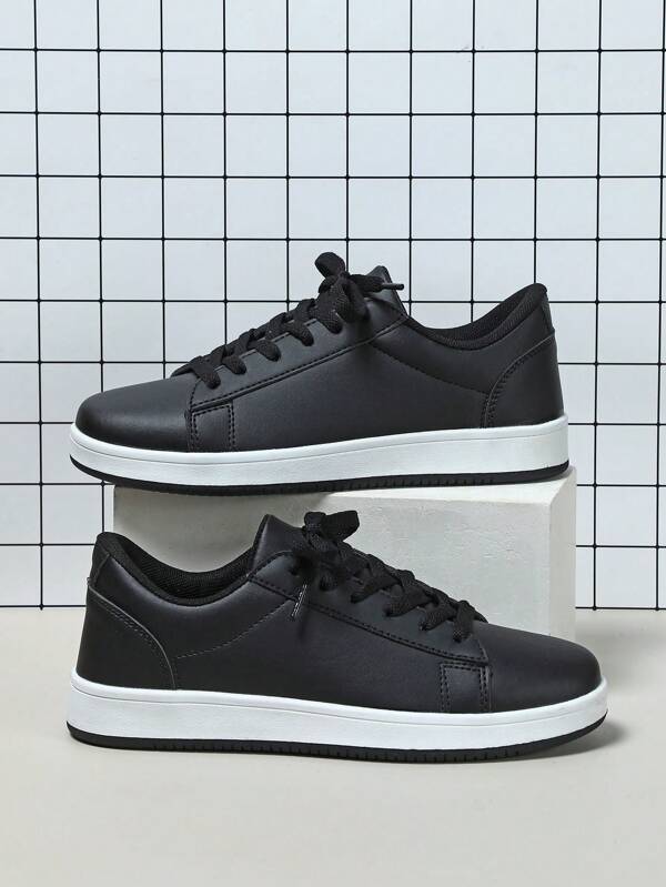 أحذية تزلج بسيطة عصرية خفيفة الوزن وقابلة للتنفس مانعة للانزلاق للطلاب، أحذية كاجوال مريحة باللون الأسود عصرية