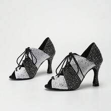 1 Pasang Sepatu Dansa Latin Hak Tinggi Bergaya dengan Hiasan Berlian Imitasi Satin Hitam & Putih - Hitam dan Putih - View 2