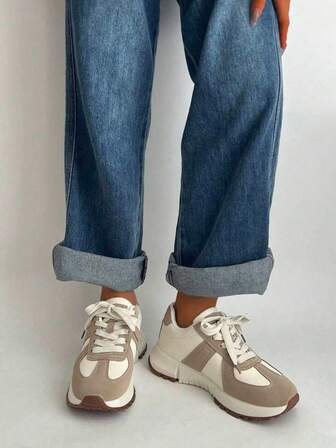 Women's Round Toe Cross Shoelaces Are Tied To Casual And Comfortable Running Sports Shoes. The Combination Of Two Colors Is Combined