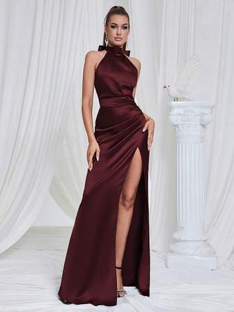 Vestido halter con abertura en el muslo en color burdeos, perfecto para cócteles, eventos de noche, graduaciones, bodas, cenas y bailes de fin de curso