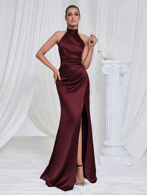 Vestido halter con abertura en el muslo en color burdeos, perfecto para cócteles, eventos de noche, graduaciones, bodas, cenas y bailes de fin de curso
