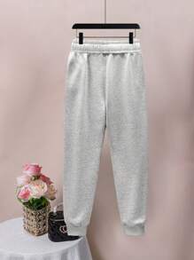 两件套少女休闲游戏印花抓绒连帽卫衣和纯色抓绒运动裤套装，适合通勤、上学、日常休闲穿着、运动以及秋冬季节穿着。