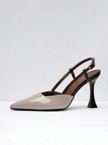 Tacones altos de mujer con puntera puntiaguda, decoración de lazo y correa de tobillo, de piel patentada color vino tinto, elegantes. Temporada Otoño/Invierno 2025