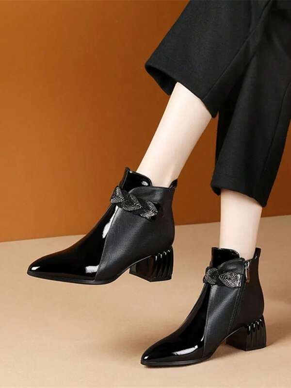 Botas de tacón grueso con puntera puntiaguda y acentos de rhinestone para mujer, diseño de cuero mate y brillante negro, nuevas botas de tacón alto versátiles para otoño e invierno, botas para mujer