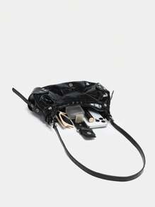 女士轻便便携式复古斜挎包：朋克和哥特式 Y2K 风格素食皮革摩托车钱包，配有铆钉、金属链和可调节肩带 - 适合青少年、大学女生、街头时尚、音乐会、音乐节和前卫服装的配饰。