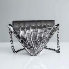 Mini bag Bolsa Feminina Ombro Transversal Triangulo Metalizada Com Corrente - Cinza - Visão 3