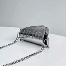 Mini bag Bolsa Feminina Ombro Transversal Triangulo Metalizada Com Corrente - Cinza - Visão 5