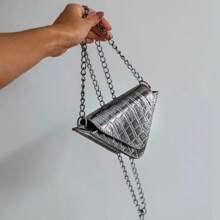 Mini bag Bolsa Feminina Ombro Transversal Triangulo Metalizada Com Corrente - Cinza - Visão 6