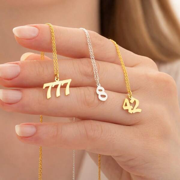 Personalisierte vintage englische Zahlen Halskette, personalisierte Glückszahl Halskette, minimalistische Anhänger Halskette aus Edelstahl, Retro Schmuck für Frauen