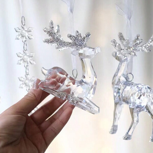 1pc Nova Estatueta de Rena Facetada em Acrílico Transparente, Estatueta de Rena Transparente Deitada, Decoração de Natal com Carruagem de Anjo, Adereço para Exibição de Janela e Casa de Férias, Decoração para Casa, Decoração de Quarto, Decoração de Parede
