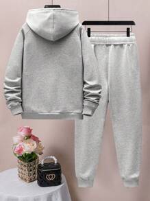 两件套少女休闲游戏印花抓绒连帽卫衣和纯色抓绒运动裤套装，适合通勤、上学、日常休闲穿着、运动以及秋冬季节穿着。