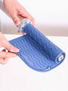 工具垫，通用尺寸直发器和卷发器耐热垫，用于存储和旅行，热造型工具垫，耐热硅胶发型垫存储隔热垫，用于直发器、平板熨斗和卷发器，使用这款防滑硅胶隔热垫保护您的发型设计工具，适用于餐厅酒店商业 - 彩色 - 查看 1