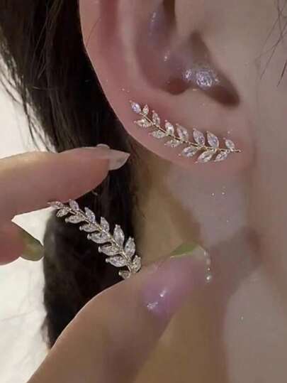 1 Pair Elegant Leaf Design Earrings - Adorned With Intricate Details, Minimalist Yet Stylish, Suitable For Women's Everyday Wear And Party Occasions, Hypoallergenic, Versatile For Any Outfit