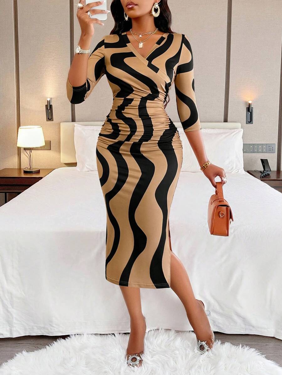 AIJ Gaun Midi Bodycon Berkerut Leher V dengan Motif Gelombang Amarilo untuk Wanita (Motif Acak) Elegan untuk Musim Semi