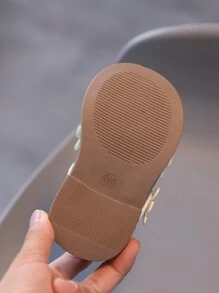 1 paire de nouvelles chaussures pour tout-petits  et patchwork de tissu, chaussures de premier pas princesse avec semelle souple pour enfants, décor floral en PU à boucle et fermeture. Adorables chaussures bébé convenant pour le printemps/l'été/l'automne/l'hiver