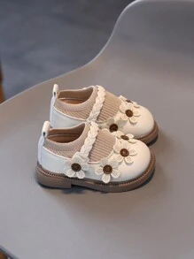 1 paire de nouvelles chaussures pour tout-petits  et patchwork de tissu, chaussures de premier pas princesse avec semelle souple pour enfants, décor floral en PU à boucle et fermeture. Adorables chaussures bébé convenant pour le printemps/l'été/l'automne/l'hiver