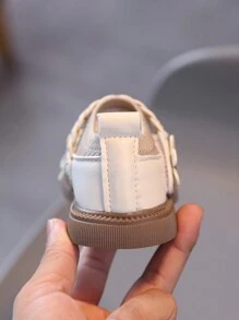 1 paire de nouvelles chaussures pour tout-petits  et patchwork de tissu, chaussures de premier pas princesse avec semelle souple pour enfants, décor floral en PU à boucle et fermeture. Adorables chaussures bébé convenant pour le printemps/l'été/l'automne/l'hiver