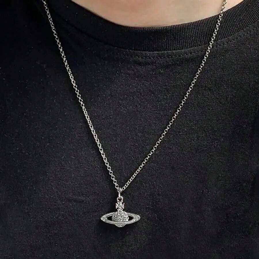 Vivienne Westwood Relief ORB Pendant Necklace Silver Mode en ligne