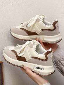 scarpi sportivi casual da donna versatili per la città e l'aperto, con punta tonda, allacciate, in stile patchwork a contrasto, adatte per l'autunno/inverno