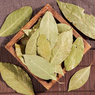 1 unidade de 30g de folhas de louro secas naturais, adequadas para decoração de casa, decoração de sala de estar, artesanato, arranjos florais, potpourri e diversas configurações de eventos