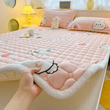 1pc Cartoon Quilted Milk Fleece Mattress Pad, Cozy & Skin-Friendly For Dormitory, Washable, Fall/Winter (Pillow Cases Not Included)