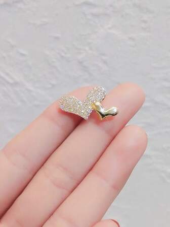 1pc Cute, Casual, Elegant Zinc Alloy Heart Shaped Brooch Pin, Versatile Clothing Accessory Halloween Valentine's Day Valentines Dress Accessories Pin For Clothes Bag Charm Backpack For School Office Accessories Shirts Jacket Jewelry Clothes Pin Funny Teacher Gifts Halloween Accessories Teachers Day Costume Accessories Bag Charms