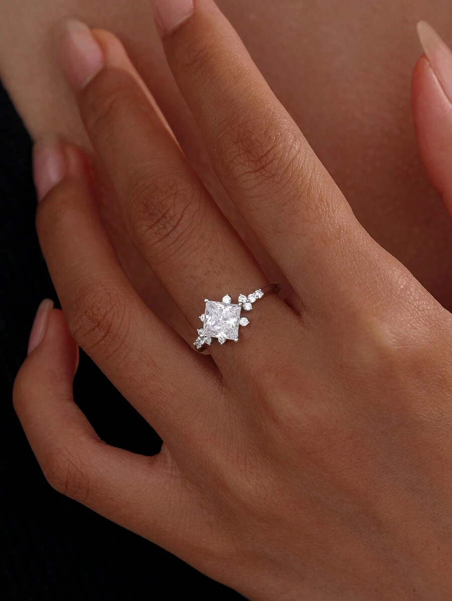 1 件 S925 纯银镀铑，镶嵌 2 克拉公主方合成莫桑石，高品质，精致，订婚戒指，适合礼物/约会/新娘/求婚/婚礼 - 銀色 - 查看 1